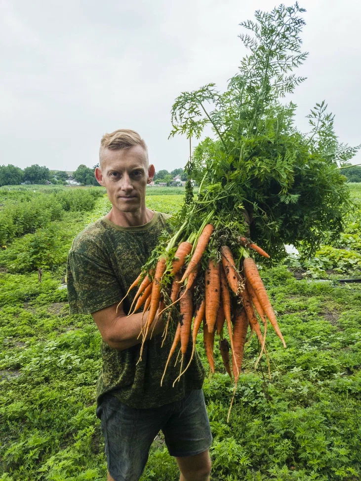 Евгений Бураков и его урожай моркови. Есть чему позавидовать, но лучше перенять опыт.